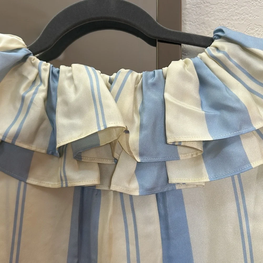 Never worn satin feel blouse. - Picture 5 of 7